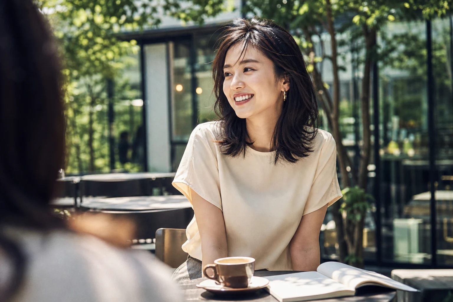 木漏れ日のあるテラスで過ごす女性のイメージ。AI生成写真